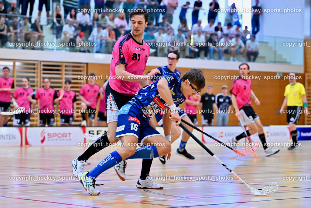 VSV Unihockey vs. Wiener Floorballferein 6.4.2024 | #16 Manuel Flaschberger VSV Unihockey, #87 Christian Lindquist Wiener Floorballverein, VSV Unihockey vs. Wiener Floorballferein 6.4.2024, VSV Unihockey vs. Wiener Floorballferein  am 06.04.2024 in Villach (Ballspielhalle St. Martin), Austria, (Photo by Bernd Stefan)