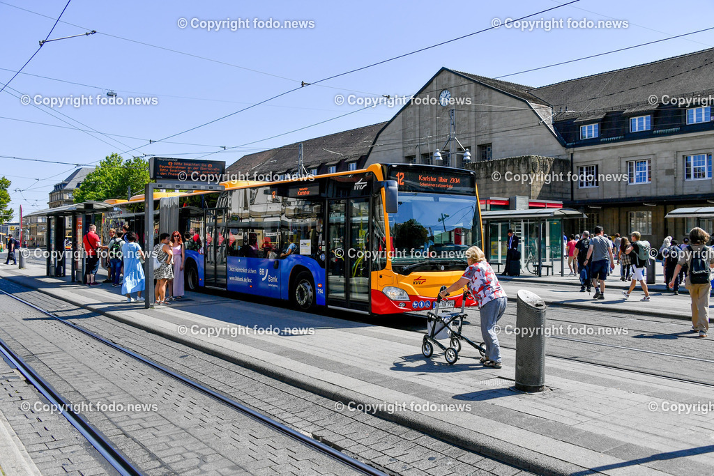 Deutschland_ Baden-Wuerttemberg_ Karlsruhe_ 21.08.2025-22 | 21.08.2025, Deutschland, GER, Baden-Wuerttemberg, Karlsruhe im Bild Themenbild, Karlsruhe, Bahnhofsvorplatz, Hauptbahnhof, Nahverkehr, Bus, Straßenbahn, S-Bahn, OEPNV, Haltestellen, Umsteigepunkt, Mobilitaet, Verkehrsknoten, Ankunft, Abfahrt, Reisende, Menschen, Tourismus, Fahrgastwechsel, Innenstadtanbindung, Fahrplan, Pendler, oeffentlicher Verkehr, Verkehrsnetz, Feature, Symbolbild