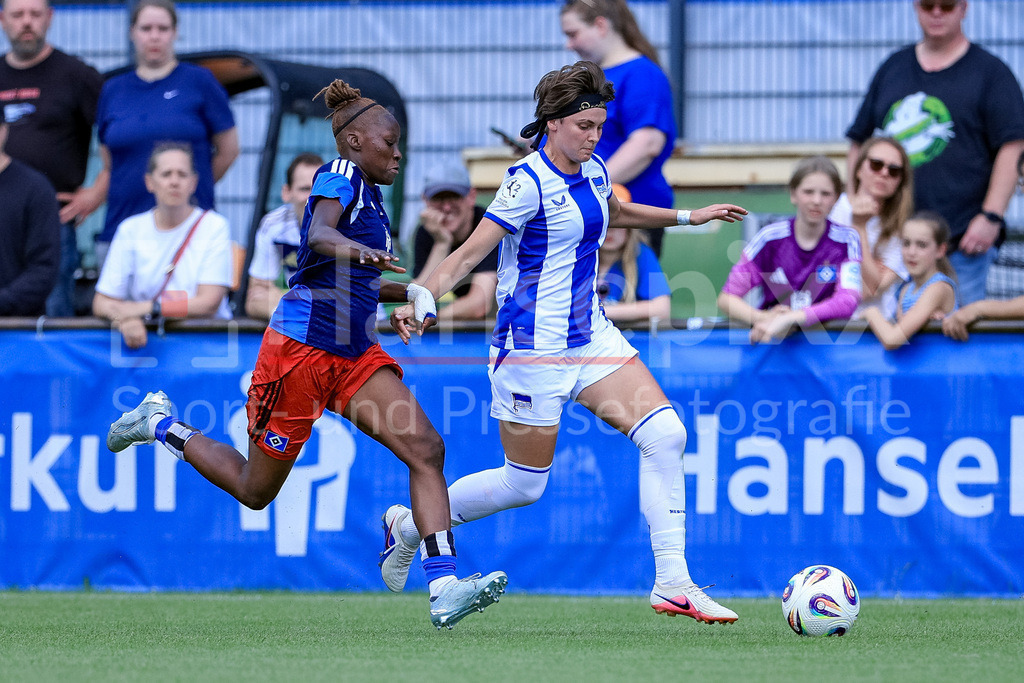 Fussball, Testspiel Frauen, Hamburger SV - Hertha BSC | v.li.: Magou Doucoure (Hamburger SV, HSV, 2) und Johanna Seifert (Hertha BSC, 25) im Laufduell, Zweikampf, Duell, Dynamik, Aktion, Action, Spielszene