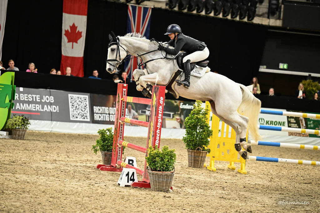 011125-18-201 | Foto Mhisen Pferdefotografie#, Reitturnier Frankfurt#  #Dressur und Springen
#Profi Pferdefotograf Reitturnier Fotograf 
#Sport Horses Photographer 
#equestrain photographer - Realisiert mit Pictrs.com