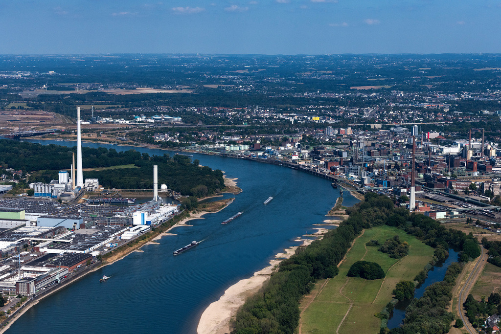 dr__0097787.jpg | KöLN 25.08.2022 Gebäude und Produktionshallen auf dem Werksgelände Ford-Werke GmbH am Ufer des Rhein im Ortsteil Niehl in Köln im Bundesland Nordrhein-Westfalen, Deutschland. 