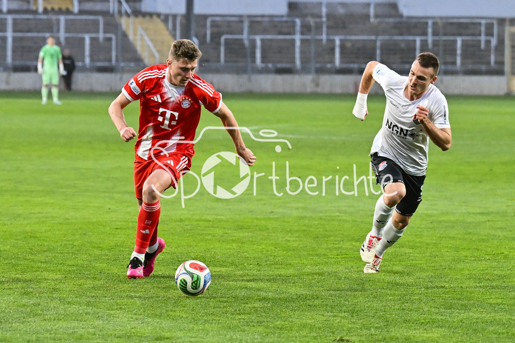 FC Bayern Amateure - TSV Aubstadt | MÜNCHEN, GERMANY - 24. APRIL: im Duell David HEINDL (FC Bayern München II 4) und Nico SCHMIDT (TSV Aubstadt 8) während dem Match zwischen den Amateuren des FC Bayern und dem TSV Aubstadt am 31. Spieltag der Regionalliga Bayern im Grünwalder Stadion