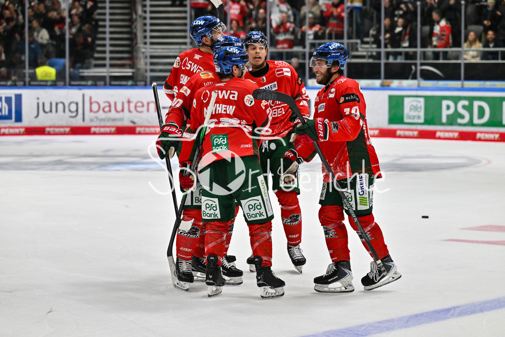 Augsburger Panther - Kölner Haie | Jubel der Panther nach dem Treffer zum 3-2 durch Riley DAMIANI (Augsburger Panther #19) / Tor / Torschuetze / Freude / Happy / DEL: Augsburger Panther - Kölner Haie; Curt Frenzel Stadion am 26.09.2025
