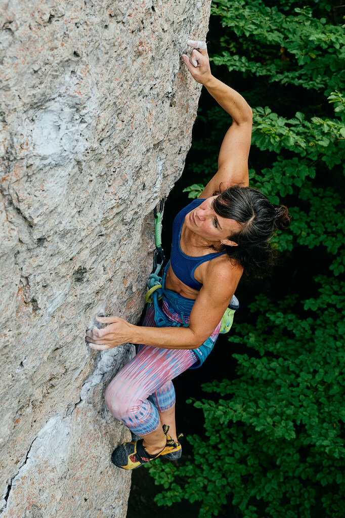 CS-220826-6468-4 | Michèle klettert Die Vollendung (8+) am Rolandfels im Kleinziegenfelder Tal