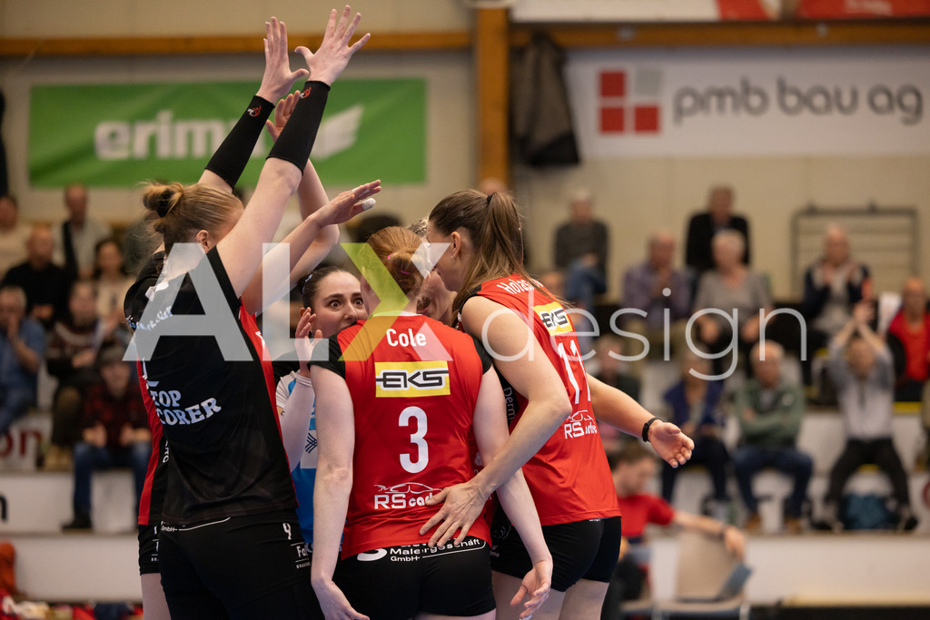 Volleyball I Frauen I Saison 2025-2026 I Volleyball NLA | Women I 1/2 Finals I  VC Kanti Schaffhausen - Sm'Aesch Pfeffingen I 07.03.2026 | VC Kanti Schaffhausen Spielerinnenkreis - Realisiert mit Pictrs.com