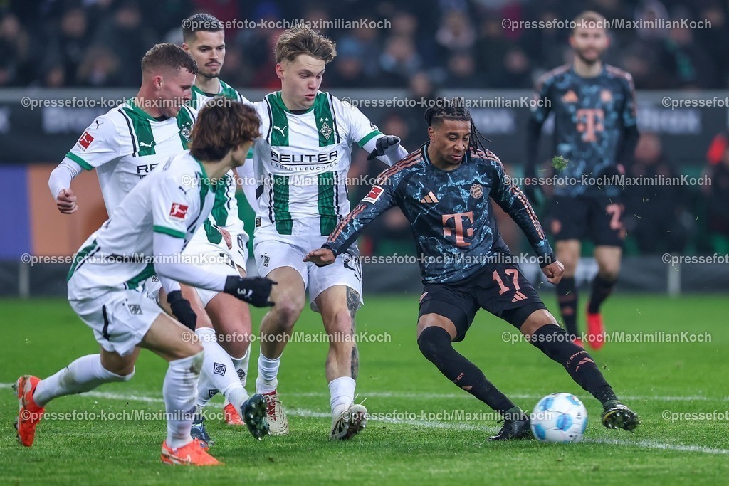 BMG11012501075 | 11.01.2025, Fußball, Borussia Mönchengladbach - FC Bayern München, 1. Fußball Bundesliga, Borussia-Park, Saison 2024 2025: Michael Olise (Bayern #17) im Zweikampf gegen Ko Itakura (Mönchengl. #3) , Nico Elvedi (Mönchengl. #30), Julian Weigl (Mönchengl. #8) und Luca Netz (Mönchengl. #20)DFB regulations prohibit any use of photographs as image sequences and or quasi-video.