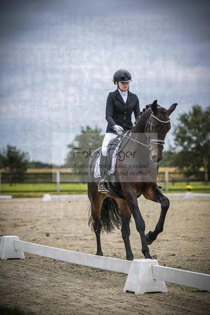 DOS_1051 | Entdecke hochwertige Reitturnierfotos von Foto Oger. Professionell, emotional und authentisch – jetzt Lieblingsmomente im Shop bestellen.Deutschlandweite Turnierfotografie. - Realisiert mit Pictrs.com