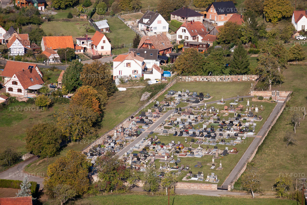Vue aérienne: Cimetière à Gœrsdorf dans le département Bas Rhin, France.Photo: IMG_45880.jpg prise le 16/10/2011 par Werner Riehm/FLY-FOTO.euRésolution de l'original: 4752 x 3168 px