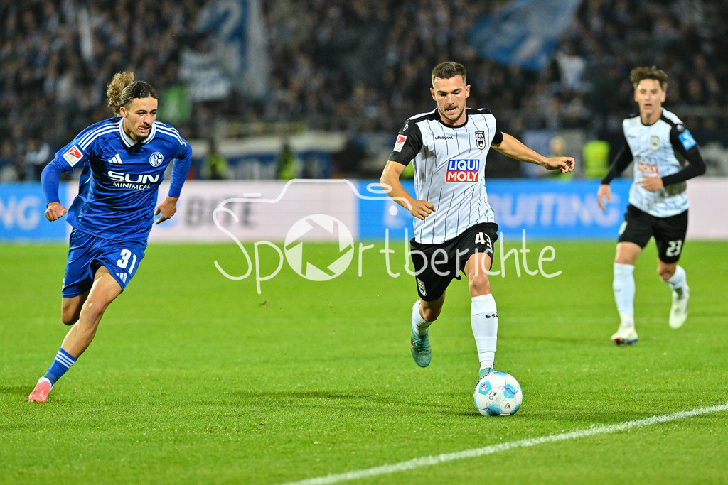 SSV Ulm 1846 Fussball - FC Schalke 04 | im Duell Taylan BULUT (FC Schalke #31) und Romario ROESCH (SSV Ulm #43) / Zweikampf / 2. Bundesliga: SSV Ulm 1846 Fussball - FC Schalke 04, Donaustadion am 01.11.2024
