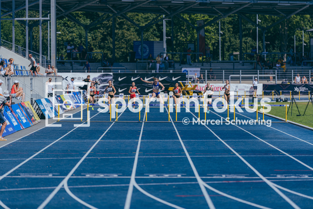 DM U23 U18 Bochum 2026 | Lina Oberschachtsiek (SSF Bonn), Startnummer 960 über 400 Meter Hürden bei den Deutschen Meisterschaften der U18 &amp; U23 2026 im Lohrheidestadion in Bochum-Wattenscheid. - Realisiert mit Pictrs.com