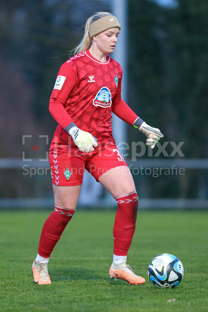 Fussball, Testspiel Frauen, SV Henstedt-Ulzburg - SV Werder Bremen | v.li.: Guro Pettersen (Torhüterin, Torwart, SV Werder Bremen, 32) am Ball, Freisteller, Einzelbild, Ganzkörper, Aktion, Action, Spielszene