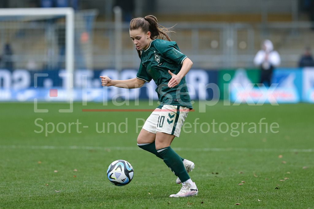 Fussball, Google Pixel Frauen-Bundesliga, TSG 1899 Hoffenheim - SV Werder Bremen | v.li.: Tuana Mahmoud (geb. Keles, SV Werder Bremen, 10) am Ball, Freisteller, Einzelbild, Ganzkörper, Aktion, Action, Spielszene, DIE DFB-RICHTLINIEN UNTERSAGEN JEGLICHE NUTZUNG VON FOTOS ALS SEQUENZBILDER UND/ODER VIDEOÄHNLICHE FOTOSTRECKEN. DFB REGULATIONS PROHIBIT ANY USE OF PHOTOGRAPHS AS IMAGE SEQUENCES AND/OR QUASI-VIDEO.