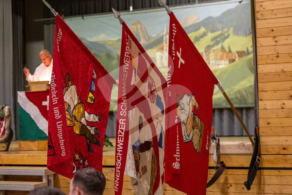 SKE100J_4871 | Die Schwinger des Schwyzer Kantonalen Schwingerverbandes: Fotos, die Dynamik und Leidenschaft festhalten, sowie emotionale Momente aus dem traditionellen Schwingsport zeigen. - Realisiert mit Pictrs.com