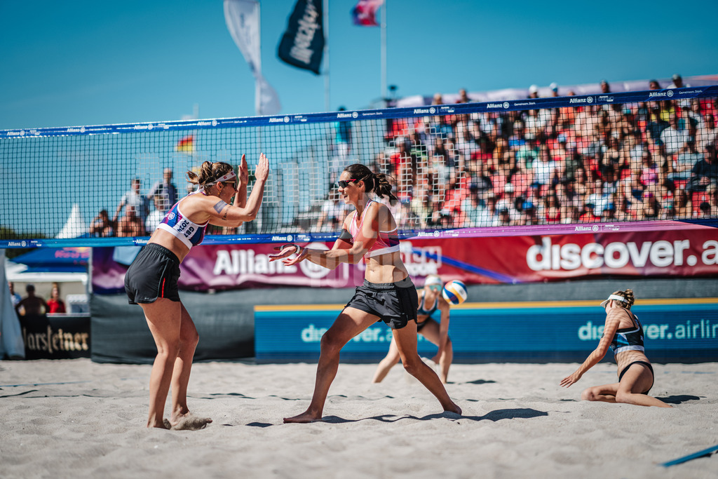 Beachvolleyball | Frauen | Allianz German Beach Tour 2024 | Tourstop Kühlungsborn | 11.08.2024 | v.l. Isabel Schneider und Kira Walkenhorst klatschen ein