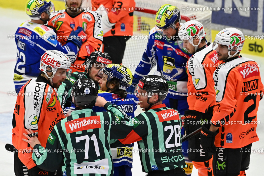 EC IDM WÄRMEPUMPEN VSV vs. MOSER MEDICAL GRAZ99ERS | HUBER ANDREAS Referee, NOTHEGGER DAVID Referee, ZACHERL PATRICK Referee, 72 John Hughes EC VSV, #16 Kevin Hancock EC VSV, #21 Lukas Haudum Graz 99ers, #3 Frank Hora Graz 99ers, #18 Paul Stapelfeldt Graz 99ers, #33 Maxime Lagacé Graz 99ers, EC IDM WÄRMEPUMPEN VSV vs. MOSER MEDICAL GRAZ99ERS, EC IDM WÄRMEPUMPEN VSV vs. MOSER MEDICAL GRAZ99ERS am 17.03.2026 in Villach (Stadthalle Villach), Austria, (Photo by Bernd Stefan)