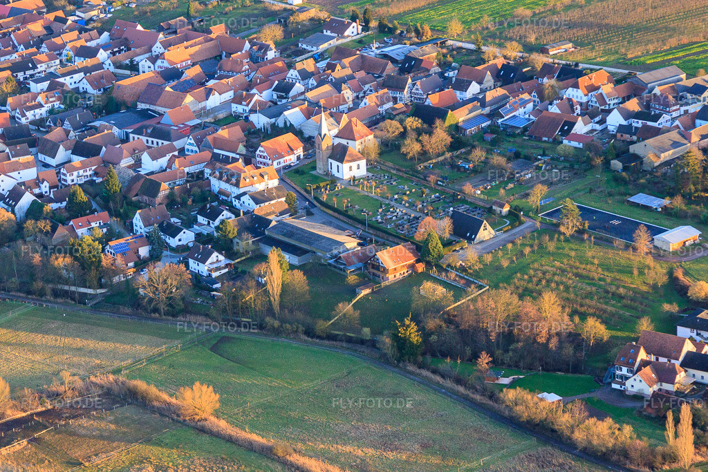 Luftbild: Friedhof und protest. Kirche in Winden im Bundesland Rheinland-Pfalz in Deutschland. Foto: IMG_61957.jpg vom 28.01.2014 durch Werner Riehm/FLY-FOTO.de