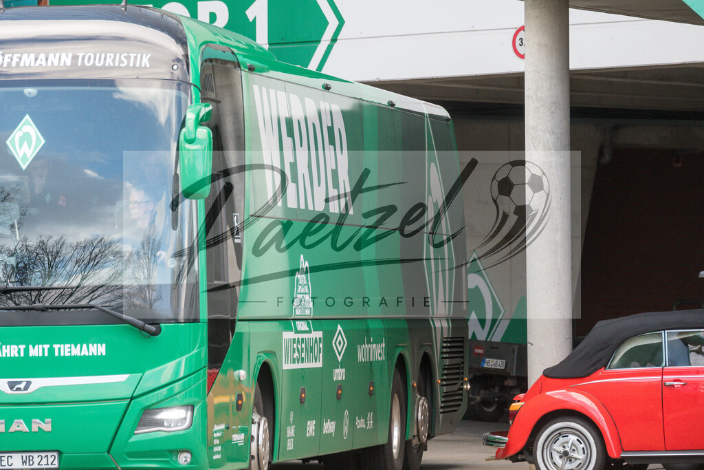 20200212_PKBREM_0034 | Fussball, Herren: . Die Mannschaft von Werder Bremen auf dem Weg ins Kurztrainingslager nach Leipzig waehrend der Pressekonferenz des SV Werder Bremen auf dem wohninvest Weserstadion am 12.02.2020 in Bremen, Deutschland. - Realisiert mit Pictrs.com