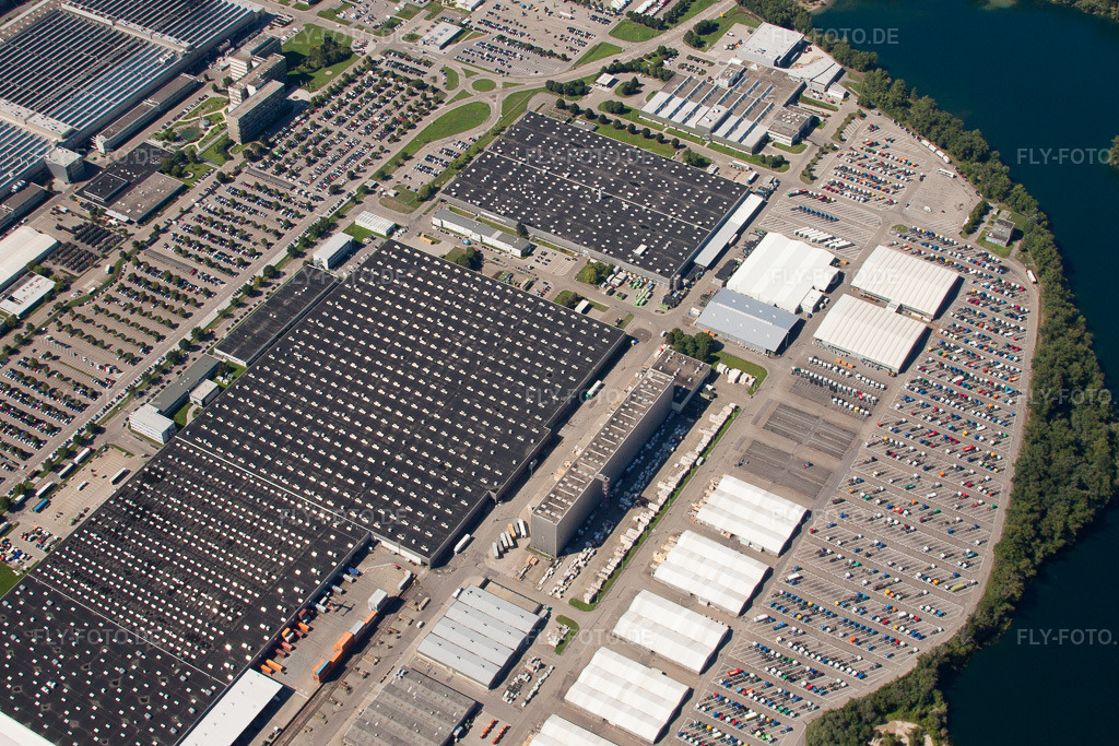 Luftbild: Montagehallen und Abstellflächen für neue LKW-Zugfahrzeuge der Daimler Automobilwerke in Wörth am Rhein im Bundesland Rheinland-Pfalz in Deutschland. Foto: IMG_32174.jpg vom 20.08.2010 durch Werner Riehm/FLY-FOTO.de