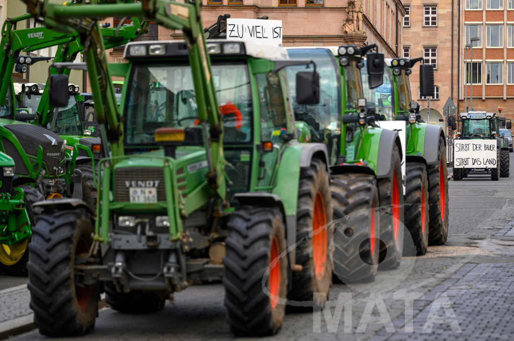 _DWA4295 | Bauerndemo gegen Agrarpolitik der Bundesregierung  auf dem Straße Obstmarkt und Hauptmarkt . Nürnberg, 08.01.2024 - Realisiert mit Pictrs.com