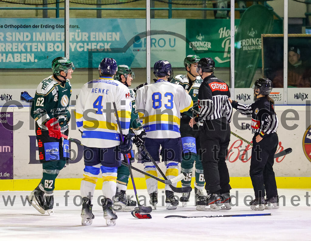2026-01-09_122_TSV_Erding_gegen_Stuttgart_Rebels | Erding, Deutschland, 09.01.2026:Eishockey, Oberliga Süd 2025 / 2026, 35. Spieltag, TSV Erding gegen Stuttgart Rebels, Endergebnis: Cristian Achim (Erding Gladiators, #62), Erik Modlmayr (Erding Gladiators, #21), Leon Kreps (Stuttgart Rebels, #83), Quirin Nitzsche (Erding Gladiators, #65)Foto: Christian Riedel / fotografie-riedel.net