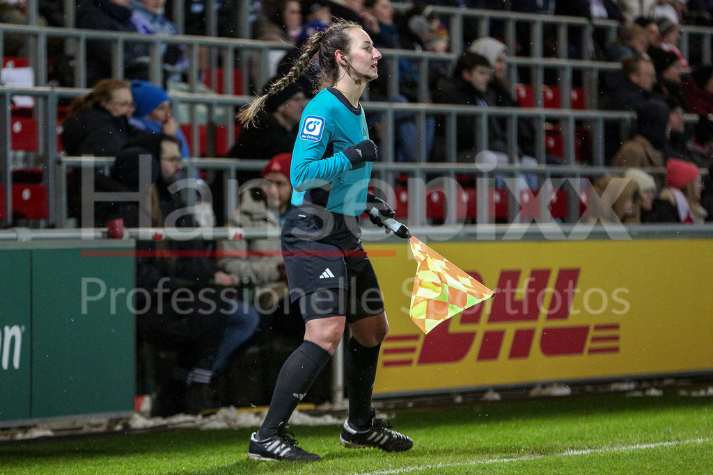 Fussball, Google Pixel Frauen-Bundesliga, RB Leipzig - 1. FFC Turbine Potsdam | v.li.: Schiedsrichter-Assistentin Sabrina Sickl, DIE DFB-RICHTLINIEN UNTERSAGEN JEGLICHE NUTZUNG VON FOTOS ALS SEQUENZBILDER UND/ODER VIDEOÄHNLICHE FOTOSTRECKEN. DFB REGULATIONS PROHIBIT ANY USE OF PHOTOGRAPHS AS IMAGE SEQUENCES AND/OR QUASI-VIDEO.