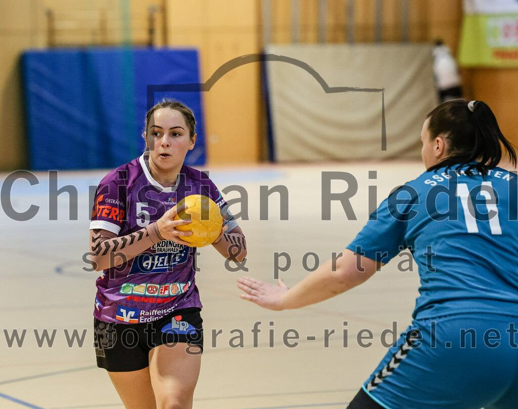 2024-02-24_022_SpVgg_Altenerding_gegen_SSG_Metten_Frauen | Erding, Deutschland, 24.02.2024:
Handball, Bezirksoberliga Frauen Altbayern 2023 / 2024, 15. Spieltag, SpVgg Altenerding gegen SSG Metten, Endergebnis: 32:28

Lena Prem (SpVgg Altenerding, #5), Ramona Achatz (SSG Metten, #11)

Foto: Christian Riedel / fotografie-riedel.net