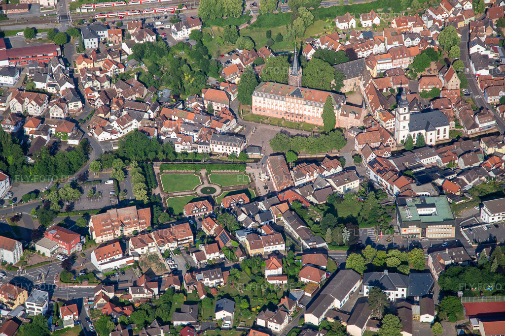 Luftbild: Schloss Erbach, Lustgarten Erbach und Stadtkirche Erbach von Osten im Ortsteil Lauerbach in Erbach im Bundesland Hessen in Deutschland. – Foto: IMG_137065.jpg vom 24.06.2023 durch Werner Riehm/FLY-FOTO.de – Auflösung des Originals: 5190 x 3460 px – Logo der Staatlichen Schlösser und Gärten Hessen - zur – WWW.ERBACH.DE – Stadtkirche Erbach - Geschichte & Kultur - Altstadt mit Kirche