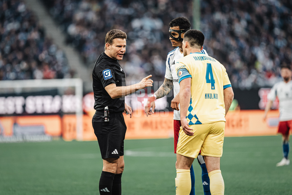 Fußball | Männer | Saison 2024/2025 | 2. Fußball-Bundesliga | 29. Spieltag | Hamburger SV vs. Eintracht Braunschweig | 11.04.2025 | v.l. Schiedsrichter Dr. Felix Brych, Davie Selke (#27, HSV) und Jannis Nikolaou (#4, Eintracht Braunschweig)