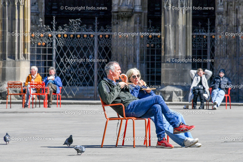 Deutschland_ Baden-Wuerttemberg_ Ulm_ 11.04.2025-20 | 11.04.2025, Deutschland, GER, Baden-Wuerttemberg, Ulm, im Bild Themenbild, Stadtansichten, Muenster, Gotisch, Sehenswuerdigkeit, Ulmer Muenster, Munster Platz, Touristen, Besucher, Feature, Symbolbild