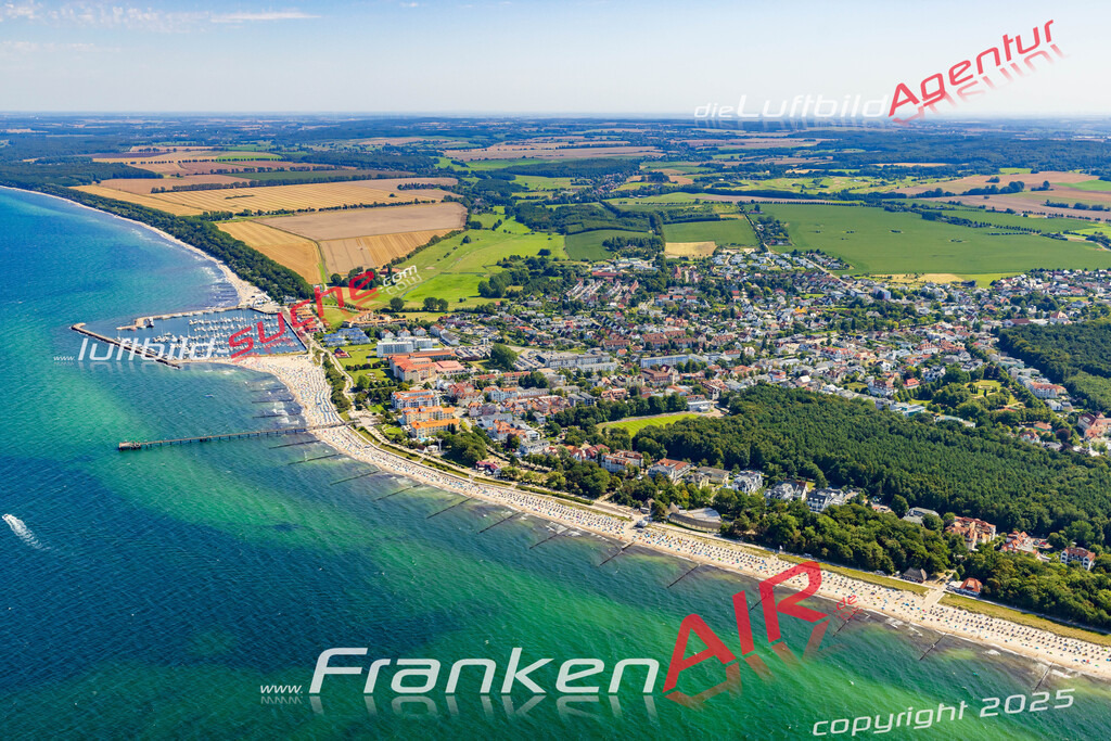 Stadt Kühlungsborn von Oben- Die Luftaufnahme wurde 2025 vom UL-Flugzeug heraus erstellt ( keine Drohnenaufnahme ) - Hochauflösende Luftaufnahme - für Wandbilder und großformatige Ausdrucke geeignet. Das besondere Geschenk!Hier alle&nbsp;Infos zur Lizenzierung der LuftaufnahmeWir fliegen auch dieses Jahr wieder in Ihre Region um Luftbilder zu erstellen.- Luftbild anfragen