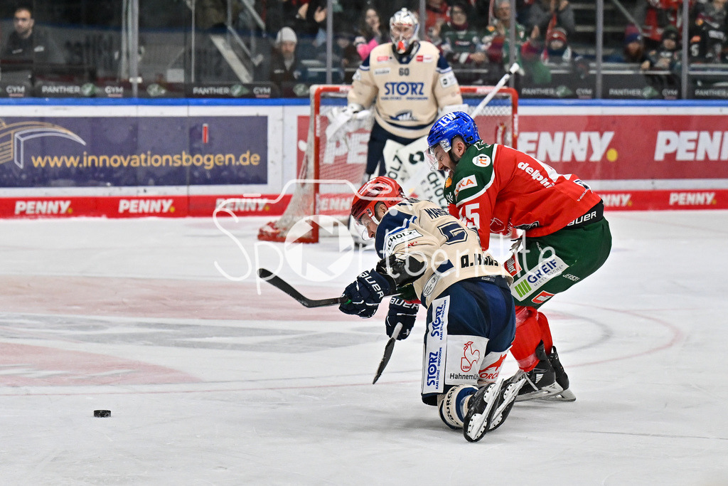 Augsburger Panther - Schwenninger Wild Wings | im Duell Benjamin MARSHALL (Schwenninger Wild Wings 54) und Jason BAST (Augsburger Panther #45) / Zweikampf / DEL: Augsburger Panther - Schwenninger Wild Wings, Curt Frenzel Stadion am 02.02.2025