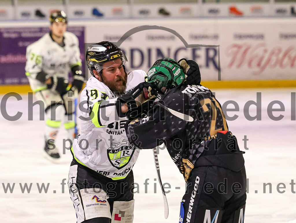 2024-03-01_136_TSV_Erding_gegen_ERSC_Amberg | Erding, Deutschland, 01.03.2024:
Eishockey, Bayernliga Playoffs 2023 / 2024, 5. Spieltag, TSV Erding gegen ERSC Amberg, Endergebnis: 9:0

Daniel Krieger (ERSC Amberg, #97), Erik Modlmayr (Erding Gladiators, #21)

Foto: Christian Riedel / fotografie-riedel.net