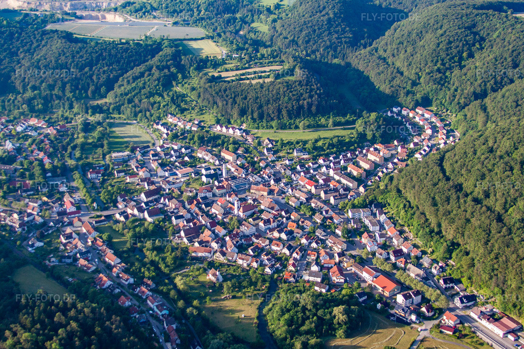 Luftbild: Ortsansicht der Straßen und Häuser der Wohngebiete im Ortsteil Gerhausen in Blaubeuren im Bundesland Baden-Württemberg in Deutschland. Foto: IMG_67144.jpg vom 08.06.2014 durch Werner Riehm/FLY-FOTO.de