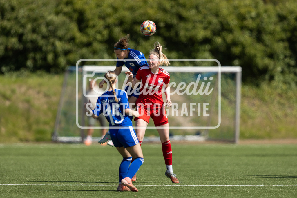 Hollage_TiMoNo_2026-32 | Katleen Strunk (2, BW Hollage) in einem Kopfballduell - Realisiert mit Pictrs.com