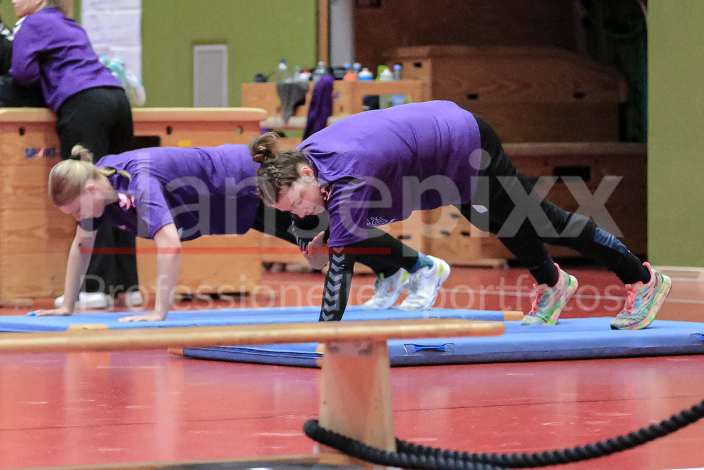 Handball, 2. Bundesliga Frauen, Training SV Werder Bremen | v.li.: Elaine Rode (SV Werder Bremen, 77) bei einer Übung