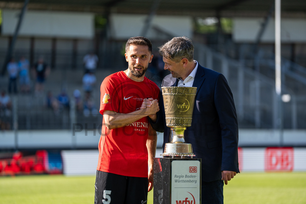 Stuttgarter Kickers vs. SG Sonnenhof Großaspach, Fussball, WFV-Pokal, Finale, 23.05.2026 | Volkan Celiktas (SG Sonnenhof Großaspach, #05) bekommt den Pokal uebergeben,Stuttgarter Kickers vs. SG Sonnenhof Großaspach, Fussball, WFV-Pokal, Finale, 23.05.2026