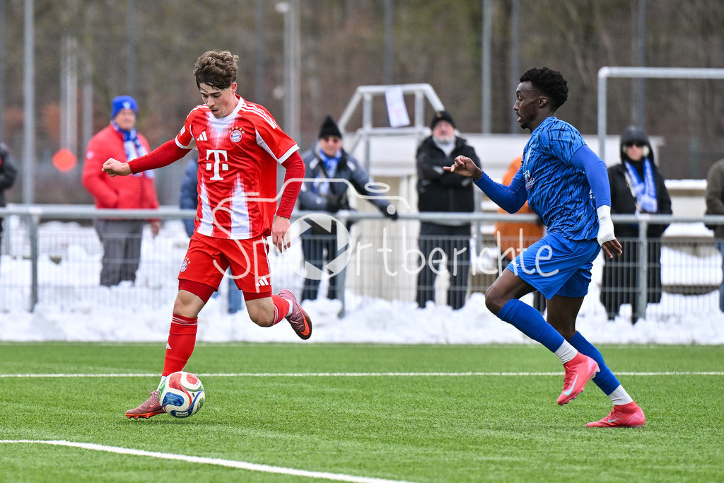 FC Bayern Amateure - SGV Freiberg Fussball | MUNICH, GERMANY - 29. JANUARY: im Duell Maximilian SCHUHBAUER (FC Bayern München II 7) und Abou Dramane BALLO (SGV Freiberg 27) während dem Testspiel zwischen den Amateuren des FC Bayern und dem SGV Freiberg Fussball am FC Bayern Campus
