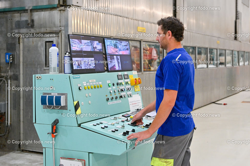 Heinzel Paper_ Laakirchen Papier AG_ 29.06.2023-76 | 29.06.2023, Laakirchen, AUT, Heinzel Paper, Laakirchen Papier AG, im Bild ein Arbeiter an einer Steuereinheit kontrolliert via Monitore die Papierproduktion an der Papiermaschine PM10 