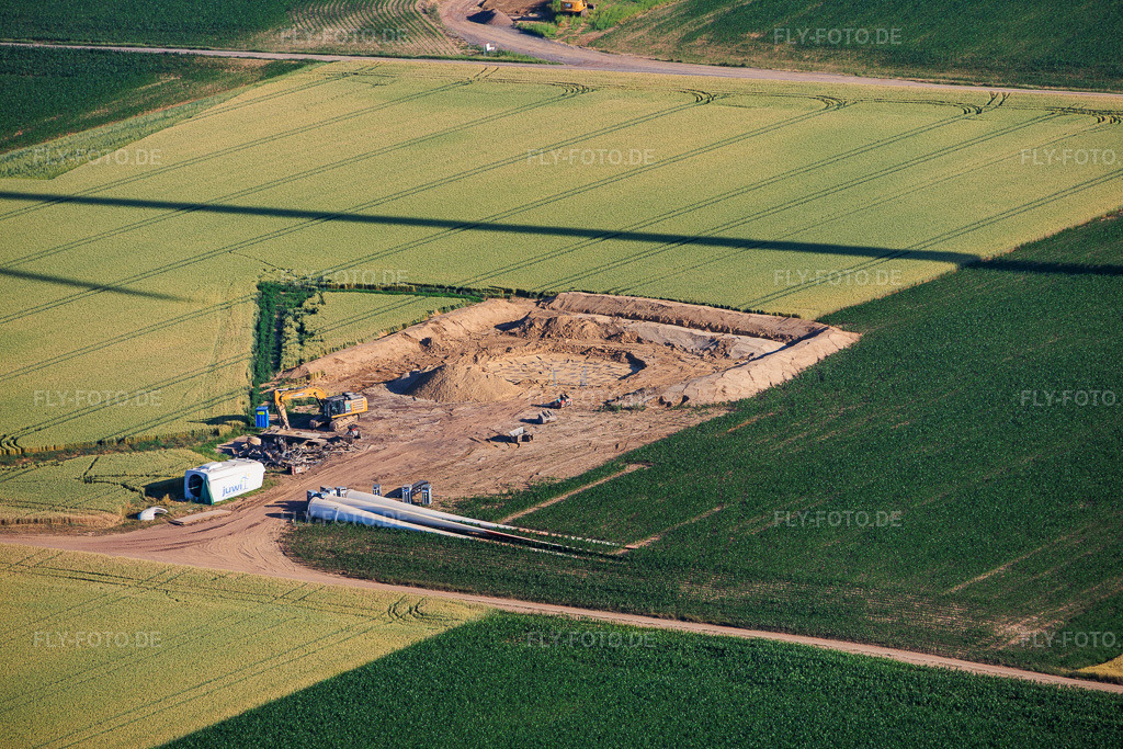 Luftbild: Abriss und Zerlegen der vier Altanlagen (GE 1.5) aus 2004 nach Repowering des Windpark Minfeld. in Minfeld im Bundesland Rheinland-Pfalz in Deutschland. – Foto: IMG_157839.jpg vom 19.06.2026 durch Werner Riehm/FLY-FOTO.de – Auflösung des Originals: 6000 x 4000 px – JUWI Windparks - JUWI