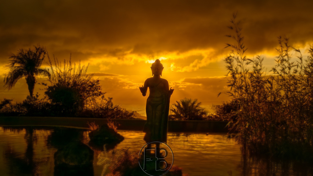 Karana Mudra | Buddha-Statue im Garten des  Quinta Splendida - Realisiert mit Pictrs.com