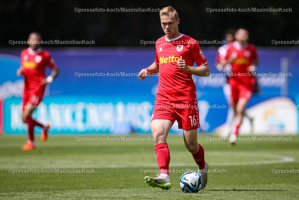 Koe3Liga11052402062 | 11.05.2024, Köln, Fußball, bwin 3. Liga Herren, Sportpark Höhenberg, 37. Spieltag, Saison 2023 2024, FC Viktoria Köln – Jahn Regensburg: Louis Breunig (Jahn Regensburg). 
DFB regulations prohibit any use of photographs as image sequences and or quasi-video.