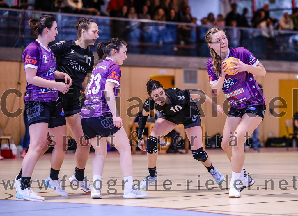 2024-12-14_125_SpVgg_Altenerding_gegen_SVA_Palzing | Erding, Deutschland, 14.12.2024:Handball, Bezirksoberliga Frauen Altbayern 2024 / 2024, 9. Spieltag, SpVgg Altenerding gegen SVA Palzing, Endergebnis: 20:30Janina Konrad (SpVgg Altenerding, #2), Maria-Teresa Wöhrl (SVA Palzing, #11), Katharina Künstner (SpVgg Altenerding, #23), Veronika Wöhrl (SVA Palzing, #10), Sophie Lößl (SpVgg Altenerding, #14)Foto: Christian Riedel / fotografie-riedel.net