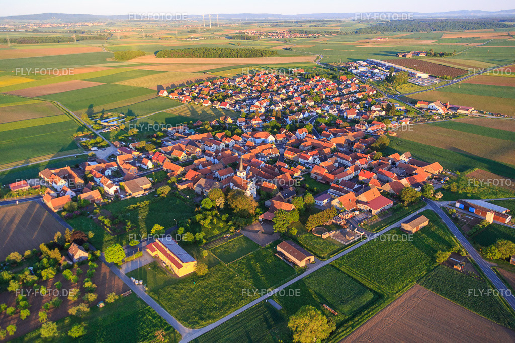 Dorfansicht aus Nordosten | Luftbild: Dorfansicht aus Nordosten in Kolitzheim im Bundesland Bayern in Deutschland. Foto: IMG_079196.jpg vom 15.05.2015 durch Werner Riehm/FLY-FOTO.de - Realisiert mit Pictrs.com
