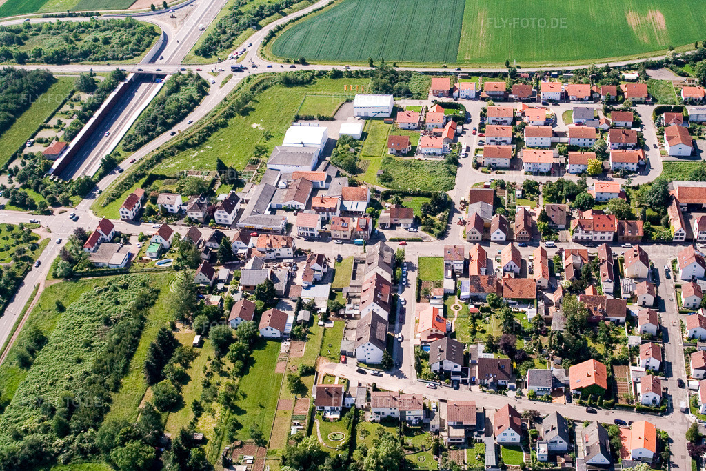 Luftbild: Stadteilansicht aus Norden am Trog der A65 im Ortsteil Queichheim in Landau im Bundesland Rheinland-Pfalz in Deutschland.Foto: IMG_2231.jpg vom 03.06.2006 durch Werner Riehm/FLY-FOTO.deAuflösung des Originals: 3456 x 2304 px