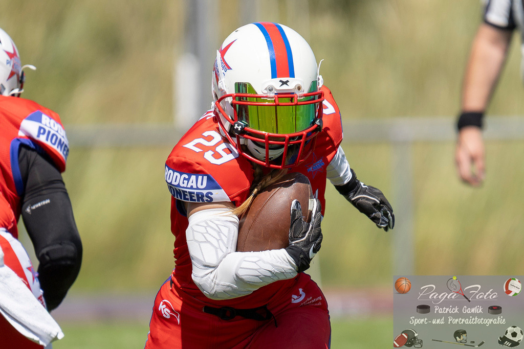 GFLW 1: German Football League Women 1: Rodgau Pioneers Ladies - Stuttgart Scorpions Sisters, 07.06.2026 | Alena Lins (Rodgau Pioneers Ladies #29) läuft den Ball, Rodgau Pioneers Ladies - Stuttgart Scorpions Sisters, Rodgau, Maingau-Energie-Stadion "Am Weichsee", 7.6.2026 - Realisiert mit Pictrs.com