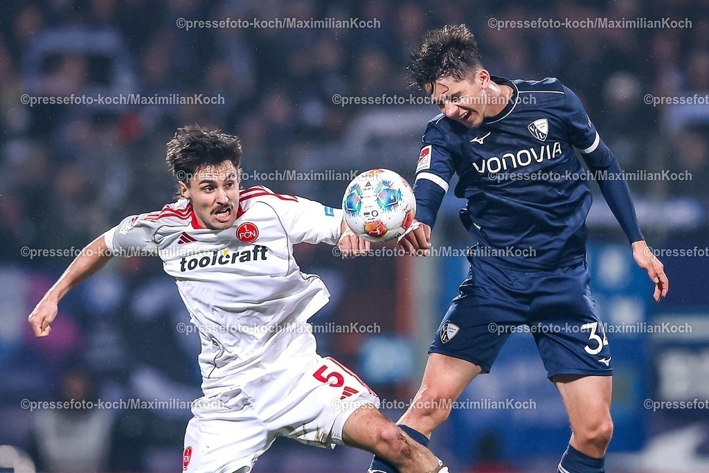 BOC20022601037 | 20.02.2026, Fußball, VfL Bochum - 1. FC Nürnberg, 2. Fußball Bundesliga, 23. Spieltag, Vonovia Ruhrstadion, Saison 2025 2026: Tom Baack&nbsp;(1FC Nuernberg #05) im Zweikampf gegen  Cajetan Lenz&nbsp;(VfL Bochum #34) Kopfball Kopfballduell  DFB regulations prohibit any use of photographs as image sequences and or quasi-video.