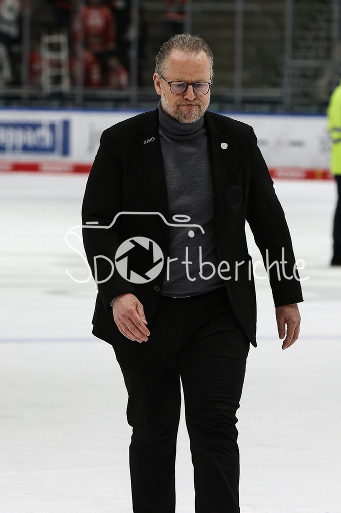 Augsburger Panther - Düsseldorfer EG | ein enttaeuschter Christof KREUTZER schleicht nach dem Spiel vom Eis / Abstieg / Traurig