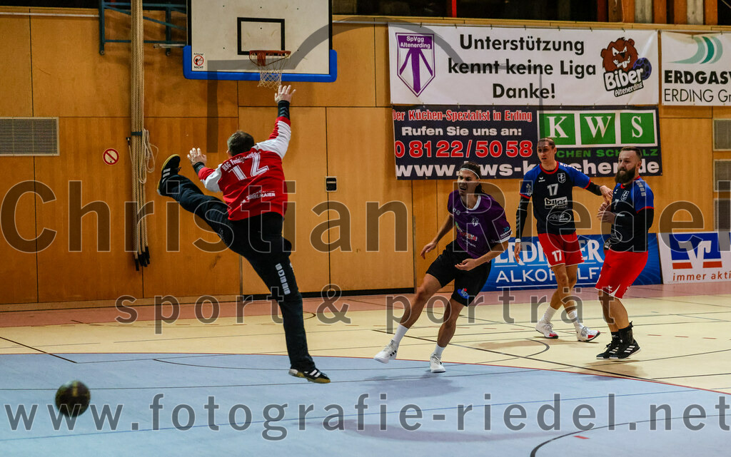 2023-10-14_086_SpVgg_Altenerding_gegen_HSG_Freising_Neufahrn | Erding, Deutschland, 14.10.2023:
Handball, Bezirksoberliga Männer 2023 / 2024, 4. Spieltag, SpVgg Altenerding gegen HSG Freising-Neufahrn, Endergebnis: 27:26

Torwart Niklas Schieck (HSG Freising-Neufahrn, #12), Luis Leitner (SpVgg Altenerding, #26), Christian Heldner (HSG Freising-Neufahrn, #17), Emad Huzejrovic (HSG Freising-Neufahrn, #7)

Foto: Christian Riedel / fotografie-riedel.net