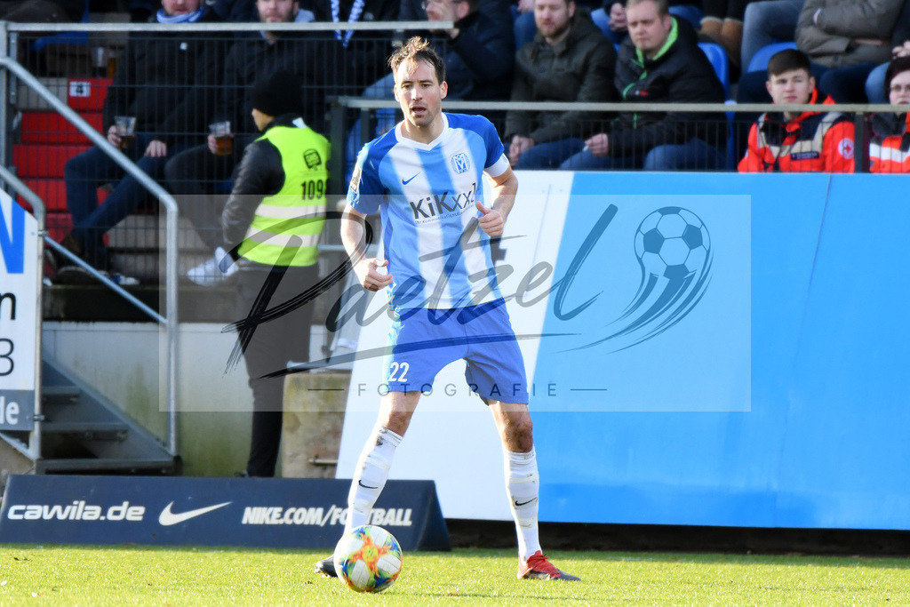 20200201_MEPCHE_0058 | Fußball, Herren: Steffen Puttkammer (SV Meppen) in Aktion, am Ball, Einzelaktion waehrend des Spiels der 3. Liga zwischen SV Meppen und Chemnitzer FC in der Haensch-Arena am 01.02.2020 in Meppen, Deutschland. DFB / DFL REGULATIONS PROHIBIT ANY USE OF PHOTOGRAPHS AS IMAGE SEQUENCES AND/OR QUASI-VIDEO. - Realisiert mit Pictrs.com