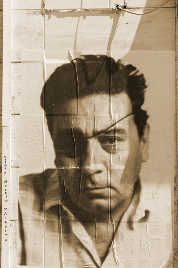 Gesicht des Widerstands – Zeichen von Stärke | Sepiafotografie eines anonymen Plakats: ein Gesicht mit Augenklappe, Symbol für Narben des Lebens, Kampfgeist und innere Verletzlichkeit. - Realisiert mit Pictrs.com